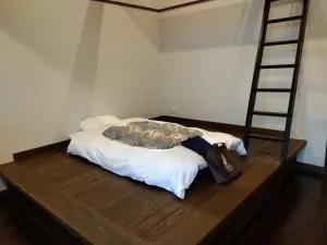alt="「御宿ゑびす屋」の広々したロフト付き客室”