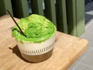 alt="毎日3名様限定の特別な「小鹿田焼（おんたやき）」の器で提供される「プレミアム抹茶」”