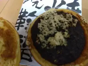alt="餡子が「これでもか！」というくらいたっぷりの「くくち」のどら焼き”