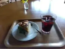 大神ファームの少し温かいブルーベリーケーキとアイスコーヒー