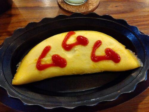 alt="「喫茶ムムム」の可愛ら過ぎるオムライス”