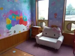 alt="暘谷駅の待合室にあるキティちゃんのソファー”