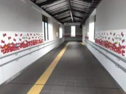 alt="暘谷駅通路の壁はキティちゃんだらけ！”