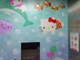 alt="暘谷駅エレベーター内のキティちゃん”