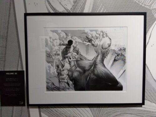 alt="作者の諫山創先生の思い入れが詰まったコメントまで展示された原画”