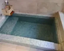 alt="別府湾の海をイメージした美しい青いタイルが印象的な「碧の湯」”