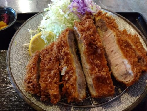 とん吉の分厚さに驚く「上ロースかつ定食」