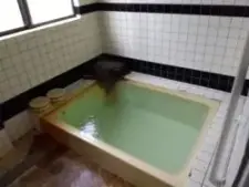 alt="夜明薬湯温泉の格安ユニットバス風の家族風呂"