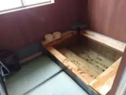 alt="夜明薬湯温泉の人気NO1の檜風呂"