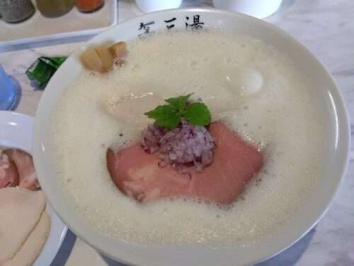 「らぁ麺 三湯（SANTAN）」の新感覚「白いフワフワ泡ラーメン」"