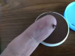 alt="患部に清潔な手指で1日に2~3回使用する「血ノ池軟膏」"