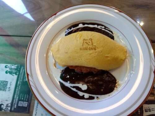 「SLOW Cafe」の看板メニューである「とろとろ卵のデミグラスソース」