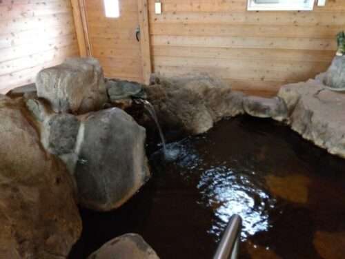 お湯はとろとろとしていて肌に吸い付くような柔らかさの「仙人の湯」