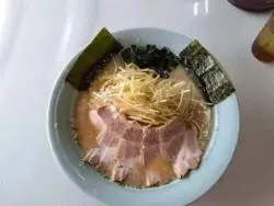 alt="ボリュームがあるラーメンショップ山香店のネギチャーシューメン（中）"