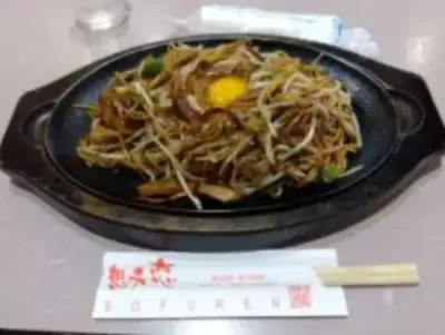 鉄板で出される焼きそば「想夫恋総本店」