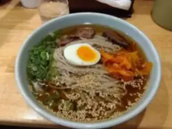 alt="麺のコシの強さに驚く六盛の冷麺”