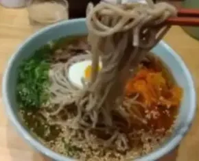 太麺で歯ごたえがあり、モチモチ感もある「六盛」冷麺"