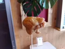 alt="薄い衣でとにかくジューシーな「からあげの鳥しん」"