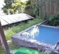 いちのいで会館の神秘的な青湯"