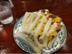 alt="最初の一皿のサンドイッチ"