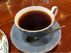 alt="青山コーヒー舎の酸味とコクのバランスが絶妙なホットコーヒー"