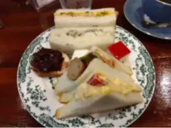 alt="プチケーキもあるサンドイッチバイキング"