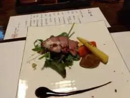 alt="秀月の黒毛和牛のローストビーフ"