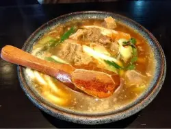 alt="牛すじ煮込みと見事にマッチした「牛すじ煮込みうどん」