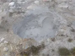 alt="小松地獄の噴気孔"