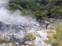 alt="小松地獄の硫黄の匂いがする噴気ガス"