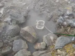 alt="ザルに卵を入れて温泉に沈めた様子"