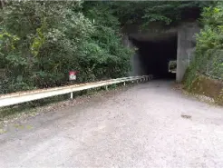 alt="五湯苑へのトンネル"