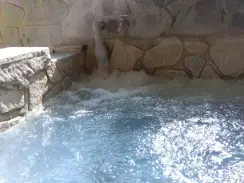 alt="鮮やかなホワイトブルーの岩風呂"