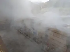 alt="蒸気につつまれる地獄蒸し窯"