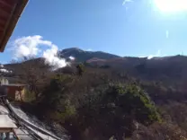 alt=”霧氷の涌蓋山と湯けむり”