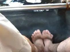 alt=”源泉かけ流しの足湯付きテーブル”