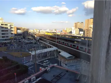 alt="ビジネスホテル スターの客室から見える別府駅”