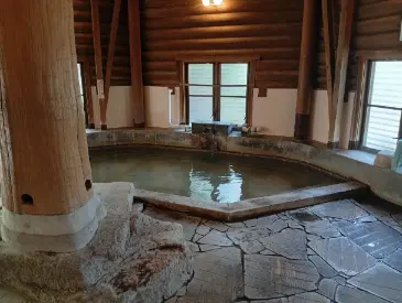alt="湯の温度も適度で、長く浸かっていても疲れにくい内湯”