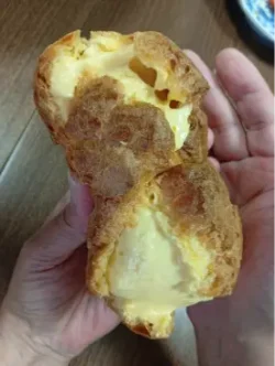 ぱんぱんに入れられたジャンボシュークリームのカスタードクリーム